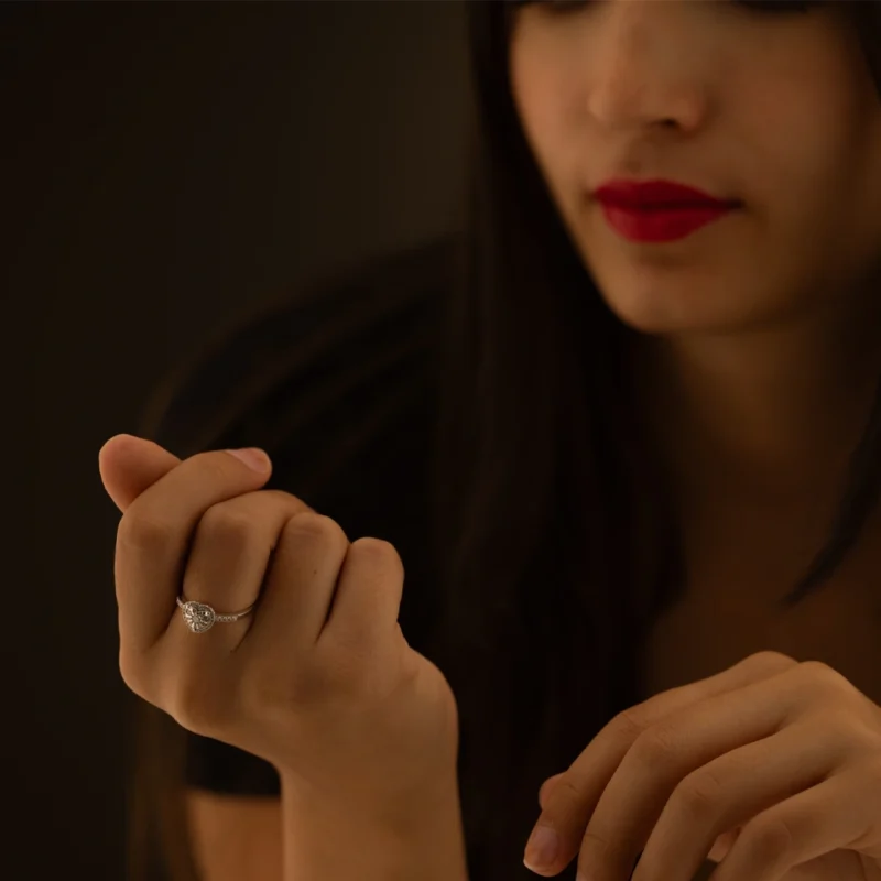 anello-daphne-love-oro-750-salvini-gioielli-20061744-indosso Anello Daphne Love Oro 750‰ Salvini Gioielli 20061744 indosso