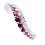 Anello Gioiello Onda Rubino Comete Gioielli ANB 2496 dettaglio pietre