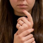 ragazza indossa anello gioiello oro rosé zirconi rosa ambrosia aaz 128