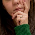 ragazza in posa che indossa anello gioiello oro rose zirconi verdi ambrosia aaz 126 2