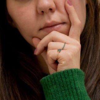 ragazza in posa che indossa anello gioiello oro rose zirconi verdi ambrosia aaz 126 2