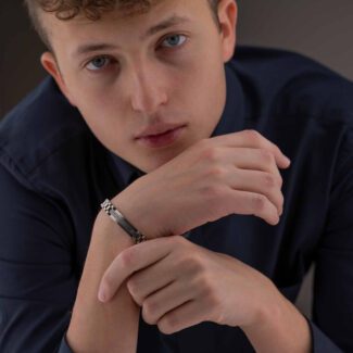 ragazzo in posa indossa il Bracciale constellation comete uomo ubr 1027