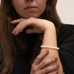 ragazza in posa con indosso bracciale comete gioielli oro e perle brq 112 s