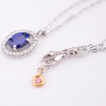 dettaglio della collana gioiello zaffiro diamanti comete gioielli glb 824