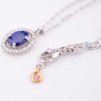 dettaglio della collana gioiello zaffiro diamanti comete gioielli glb 824