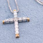 dettaglio croce girocollo gioiello croce comete gioielli glb 1457