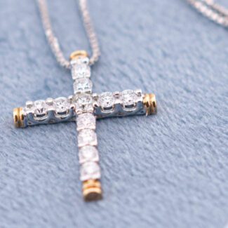 dettaglio croce girocollo gioiello croce comete gioielli glb 1457