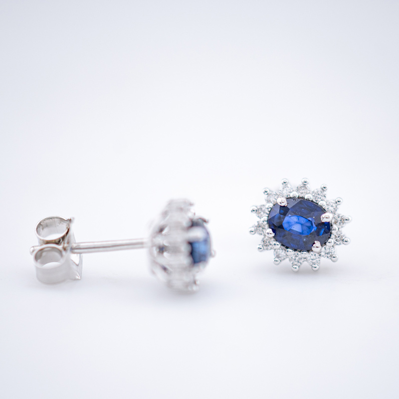 dettaglio chiusura orecchini Gioiello contessa oro bianco zaffiro comete gioielli orb 1025