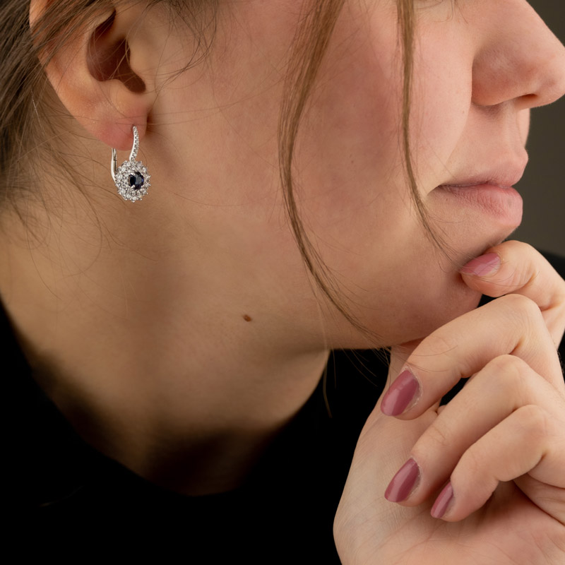 orecchini-gioiello-pendenti-zaffiro-comete-gioielli-orb-949-3 ragazza di profilo in posa che indossa orecchini pendente zaffiro e diamanti di comete gioielli orb 949