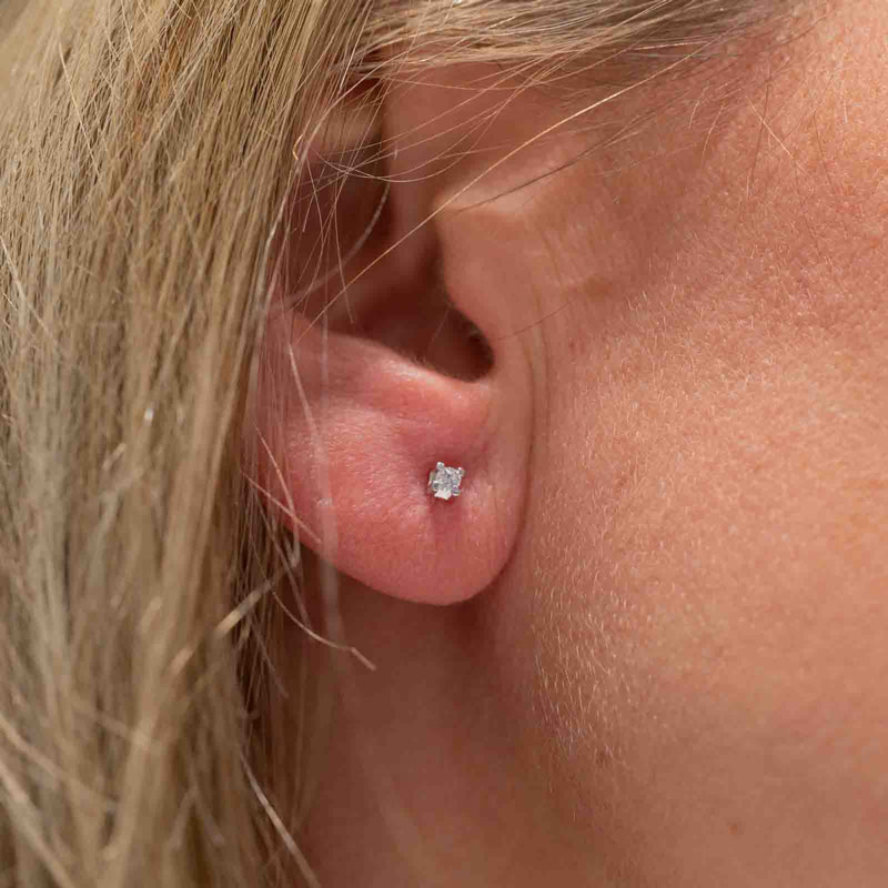 indosso Orecchini Gioiello Punto Luce Oro Diamanti Gioielleria Sanetti ORGS047