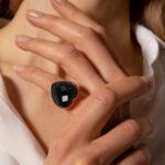 donna indossa Anello Gioiello Chevalier Pietra Cuore Nera Bronzallure WSBZ01046.B-18