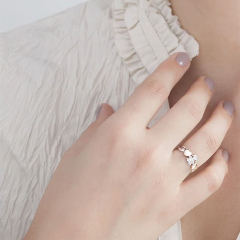 Anello I Preziosi Bimba Oro Bianco Rosa Diamanti LeBebé LBB112 indosso