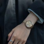 Orologio Solo Tempo Acciaio Dorato Petite Unitone Daniel Wellington DW00100474 indosso
