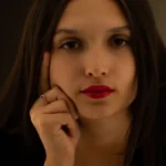 anello donna comete gioielli oro bianco 750 con diamante e rubino ovale 4x5 anb 2573 indosso