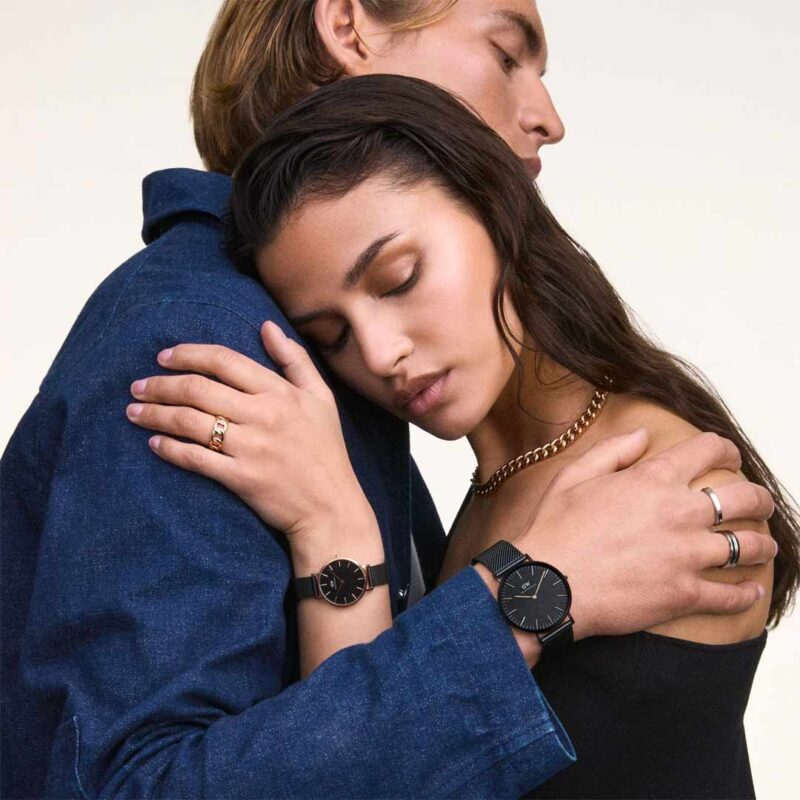 orologio-daniel-wellington-petite-ashfield-acciaio-solo-tempo-dw00100245-indosso orologio daniel wellington petite ashfield acciaio solo tempo dw00100245 indosso