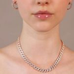 Girocollo Grumetta Squadrata con Pavé Cubic Zirconia WSBZ02326WHI-CZ indosso