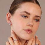 Orecchini a Cerchio in Pavé di Cubic Zirconia WSBZ02371WHI-CZ indosso