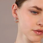 Orecchini Lobo Catena Grumetta Squadrata Pavé Cubic Zirconia WSBZ02379WHI-CZ indosso