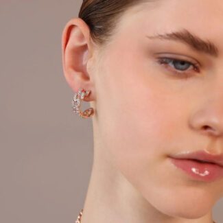 Orecchini Lobo Catena Grumetta Squadrata Pavé Cubic Zirconia WSBZ02379WHI-CZ indosso