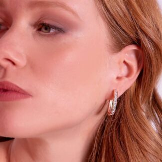 orecchini ovali con cubic zirconia quadrate taglio princess wsbz02264wr indosso