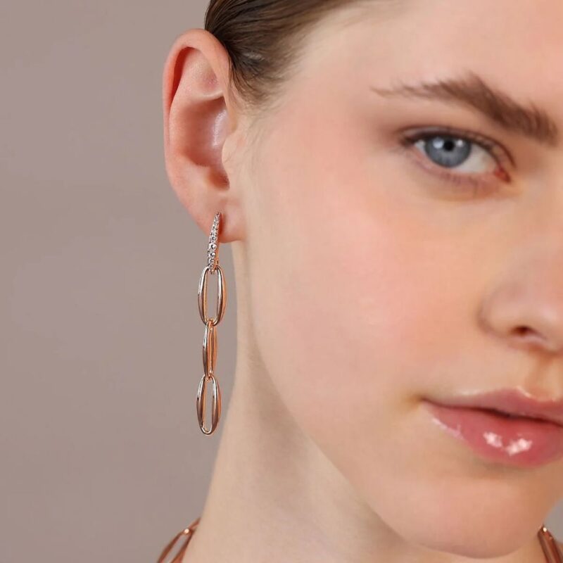 Orecchini Pendenti Maglie Marquise ed Elemento in Pavé Cubic Zirconia WSBZ02387WR indosso