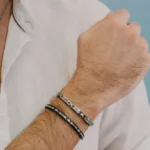 Bracciale Comete Gioielli Uomo Texture Acciaio e PVD Nero UBR 979 indosso