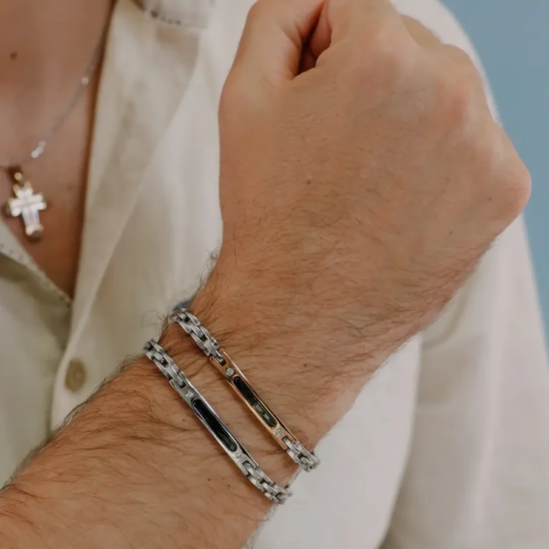 bracciale-comete-uomo-acciaio-pvd-nero-e-zirconi-bianchi-ubr-1033-indosso Bracciale Comete Uomo Acciaio PVD Nero e Zirconi Bianchi UBR 1033 indosso