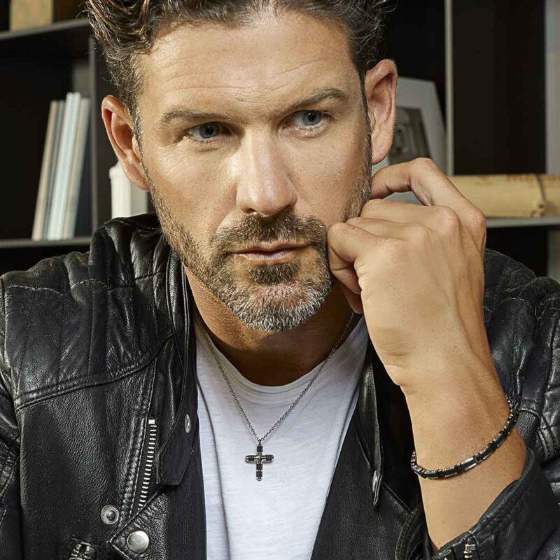 bracciale cross acciaio pvd nero comete uomo ubr 889 indosso