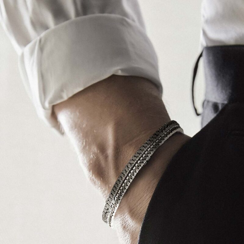 bracciale-tennis-comete-uomo-argento-brunito-zirconi-neri-ubr-899-m19-indosso bracciale tennis comete uomo argento brunito zirconi neri ubr 899 m19 indosso