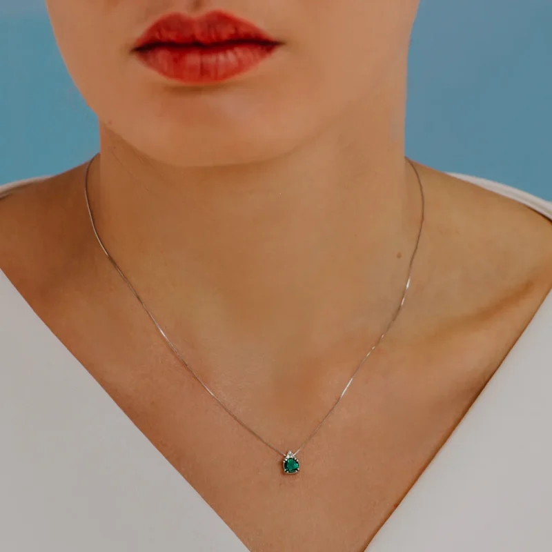 collana-comete-oro-bianco-18kt-diamante-e-smeraldo-tondo-glb-1382-indosso Collana Comete Oro Bianco 18kt Diamante e Smeraldo Tondo GLB 1382 indosso