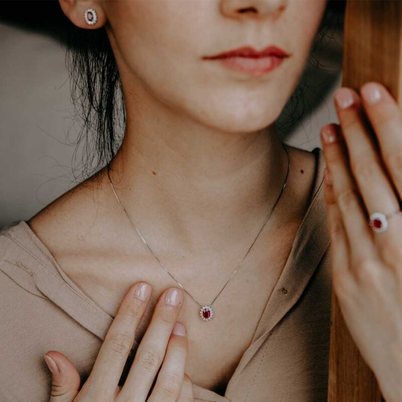 girocollo comete regina oro diamanti rubini glb 1565 indosso