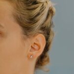 orecchini comete fantasia di acquamarina oro diamanti orq 242 indosso