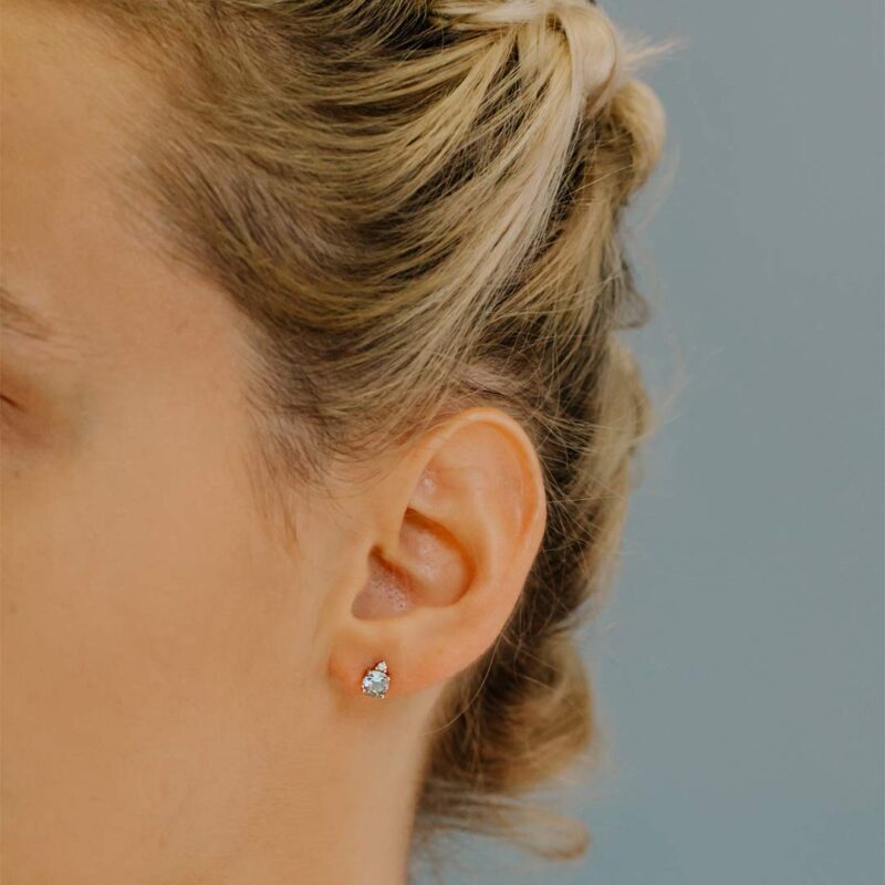 orecchini comete fantasia di acquamarina oro diamanti orq 242 indosso