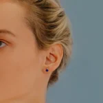 Orecchini Comete Storia di Luce Oro Bianco 18kt Diamanti Zaffiri Blu ORB 880 indosso