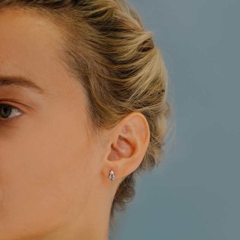 orecchini-lobo-comete-fantasia-di-acquamarina-oro-diamanti-orq-227-indosso orecchini lobo comete fantasia di acquamarina oro diamanti orq 227 indosso