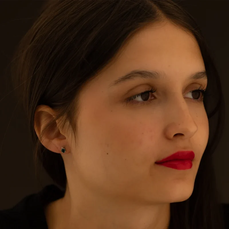 orecchini-storia-di-luce-smeraldi-e-diamanti-comete-orb-881-indosso orecchini storia di luce smeraldi e diamanti comete orb 881 indosso