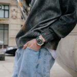 orologio casio g-shock metallizzato cinturino blu gm-2100-1aer dettaglio indosso