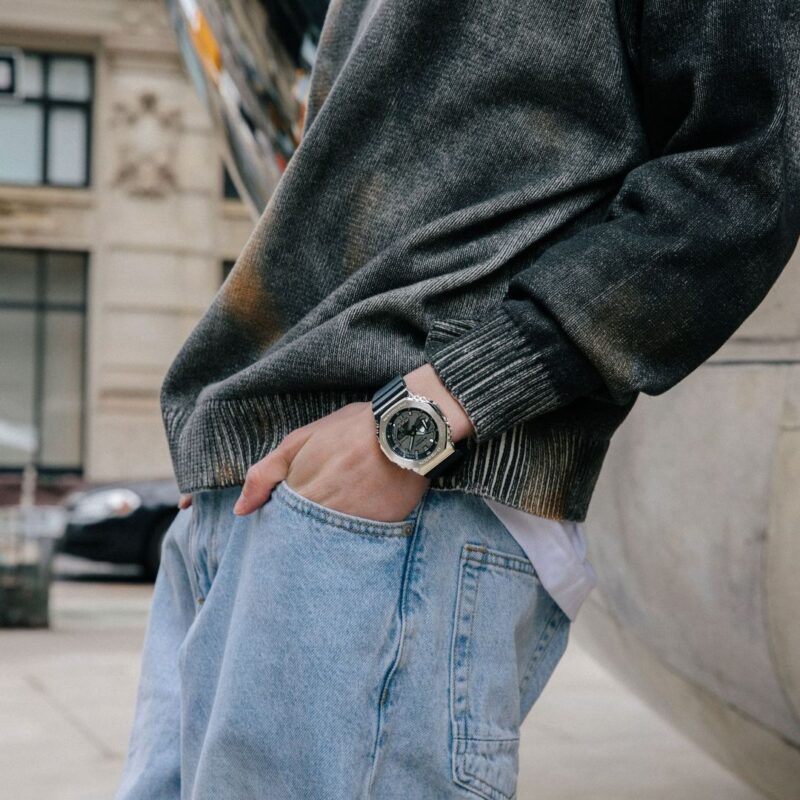 orologio-casio-g-shock-metallizzato-cinturino-blu-gm-2100-1aer-dettaglio-indosso orologio casio g-shock metallizzato cinturino blu gm-2100-1aer dettaglio indosso