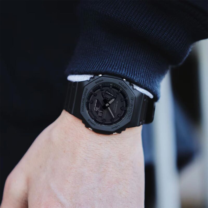 orologio-multifunzione-casio-ga-2100-1a1er-dettaglio-indosso orologio multifunzione casio ga-2100-1a1er dettaglio indosso