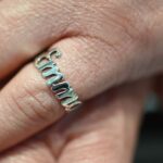 anello gioielli sanetti nome argento 925 indosso dettaglio