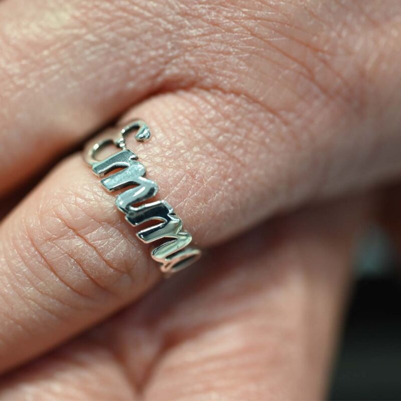 anello gioielli sanetti nome argento 925 indosso dettaglio