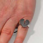 Anello John Richmond Broken Heart Bronzo dettaglio indosso