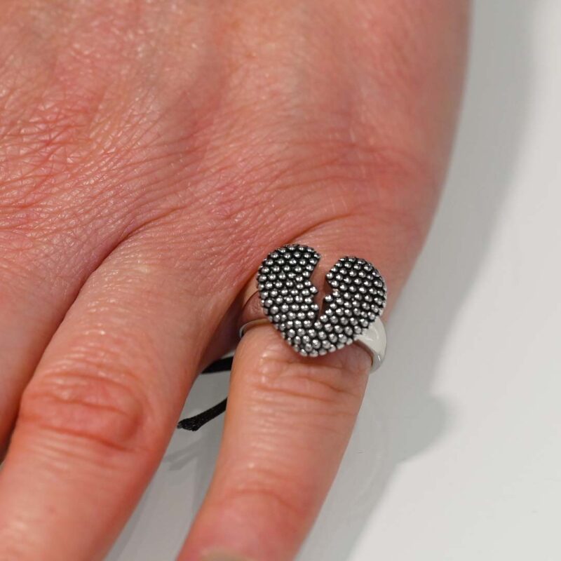 Anello John Richmond Broken Heart Bronzo dettaglio indosso