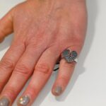 Anello John Richmond Broken Heart Bronzo indosso