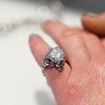 anello john richmond millesime bronzo indosso