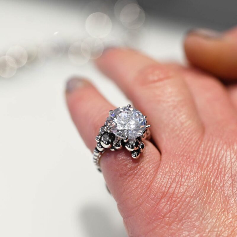 anello-john-richmond-millesime-bronzo-indosso anello john richmond millesime bronzo indosso