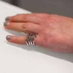 anello john richmond thorns bronzo argentato jrtr02bw indosso