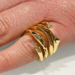 anello john richmond thorns bronzo dorato jrtr02by dettaglio indosso