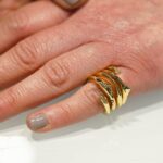 anello john richmond thorns bronzo dorato jrtr02by indosso