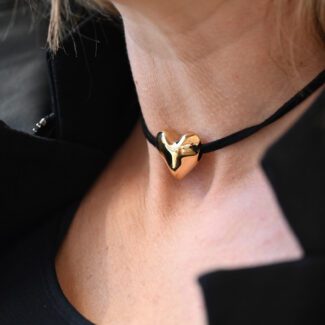 choker breil big heart acciaio dorato tj3690 indosso